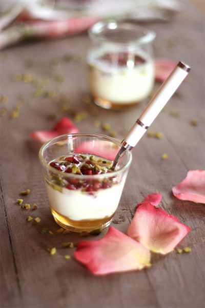 Joghurt-Honig-Creme mit Rosenwasser