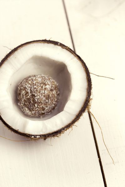 Kokosnuss, Mandeln und Datteln – Energie in der Kugel