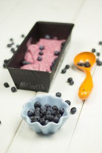 Rezept für Heidelbeer-Eiscreme auf Zitronen-Joghurt I Foodblog dinchensworld.de