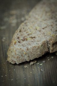 Rezept für Walnuss-Thymian-Brot mit Paprikabutter