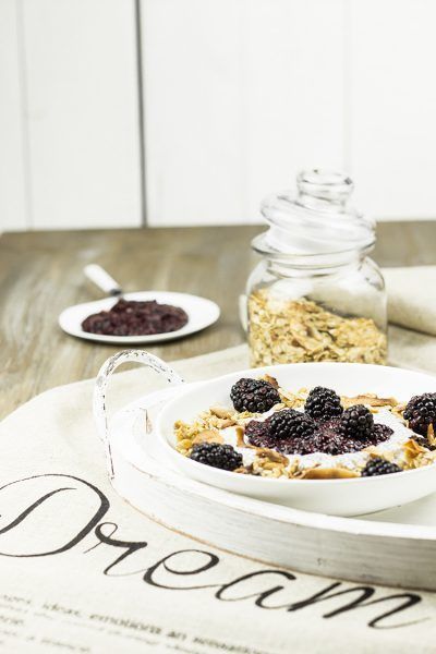 Chia-Honey-Crunch mit Brombeerkompott – Sonntagsfrühstück vom Feinsten