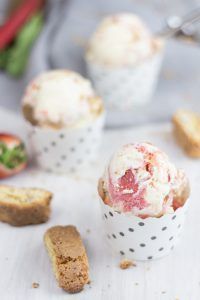 Rezept für Erdbeer-Rhabarber-Eis mit Cantuccini
