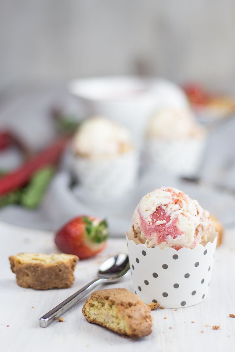 Rezept für Erdbeer-Rhabarber-Eis mit Cantuccini