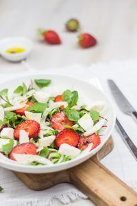 Rezept für Salat mit Erdbeeren, Fenchel und Mozzarella