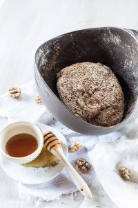 Vollkorn-Chia-Brot mit Honig und Thymian