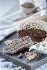 Vollkorn-Chia-Brot mit Honig und Thymian