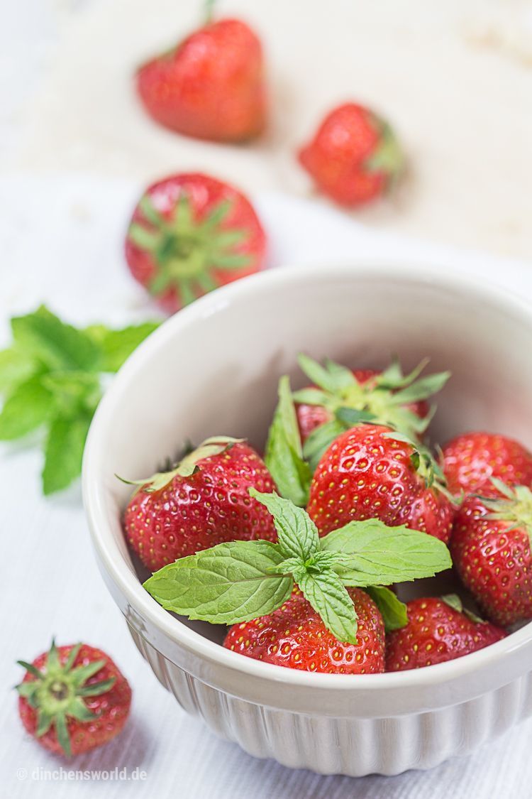 gesundes Frühstück: Müsli mit Erdbeeren, Joghurt und Minze gesundes Frühstück: Müsli mit Erdbeeren, Joghurt und Minze