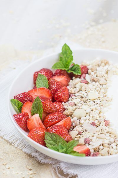 Müsli mit Erdbeeren, Joghurt und frischer Minze – Müsliglück zum Löffeln