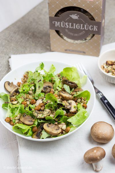 Pflück-Salat mit geröstetem Müsli, Champignons und gegrillten Kichererbsen