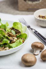 Rezept für Pflück-Salat mit Kichererbsen, Champignons und geröstetem Müsli