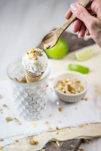Rezept für Frozen Joghurt mit Limette und Honig-Crunch-Orangen-Müsli
