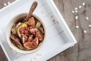 ayurvedisches Frühstück_veganes Porridge mit Datteln und Feigen